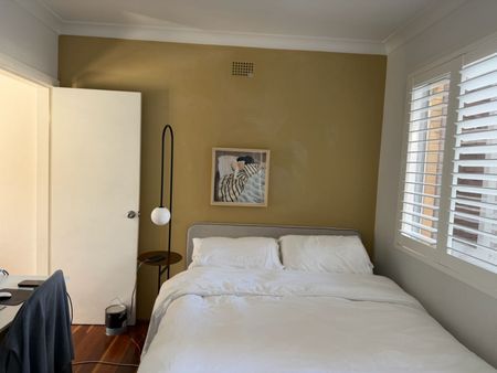 LIGHT & AIRY, 1 BEDROOM SECURITY APARTMENT - Photo 3