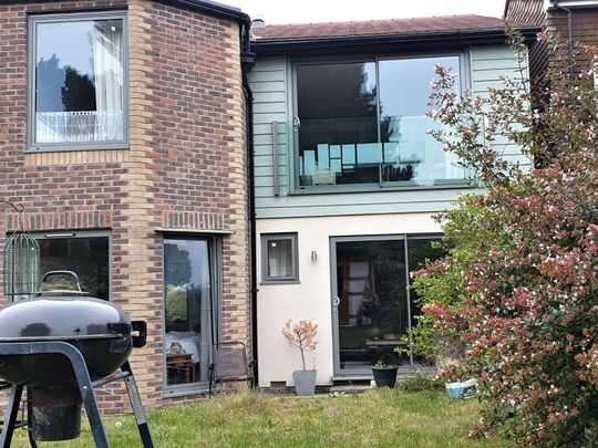 Quality Renovated House Share by sea for Career Climbers - Photo 1