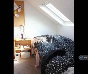 3 bedroom flat to rent - Photo 2