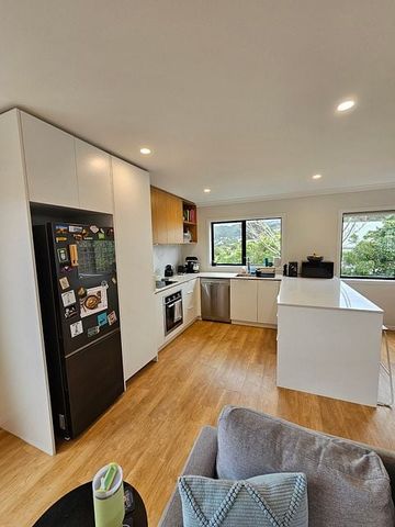 AVAILABLE NOW, sunny, warm, 3 bed modern living - Photo 2