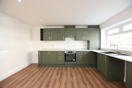 3 bedroom end of terrace house to rent - Photo 4
