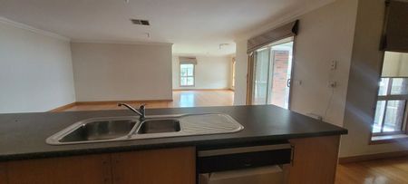 Spacious Family Home in Premium Lynbrook Location - Photo 5