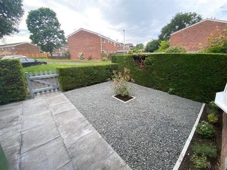 3 bedroom end of terrace house to rent - Photo 2