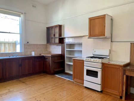 “Come Live In The Heart Of Coburg - Spacious Family Living in a Prime Location” - Photo 2