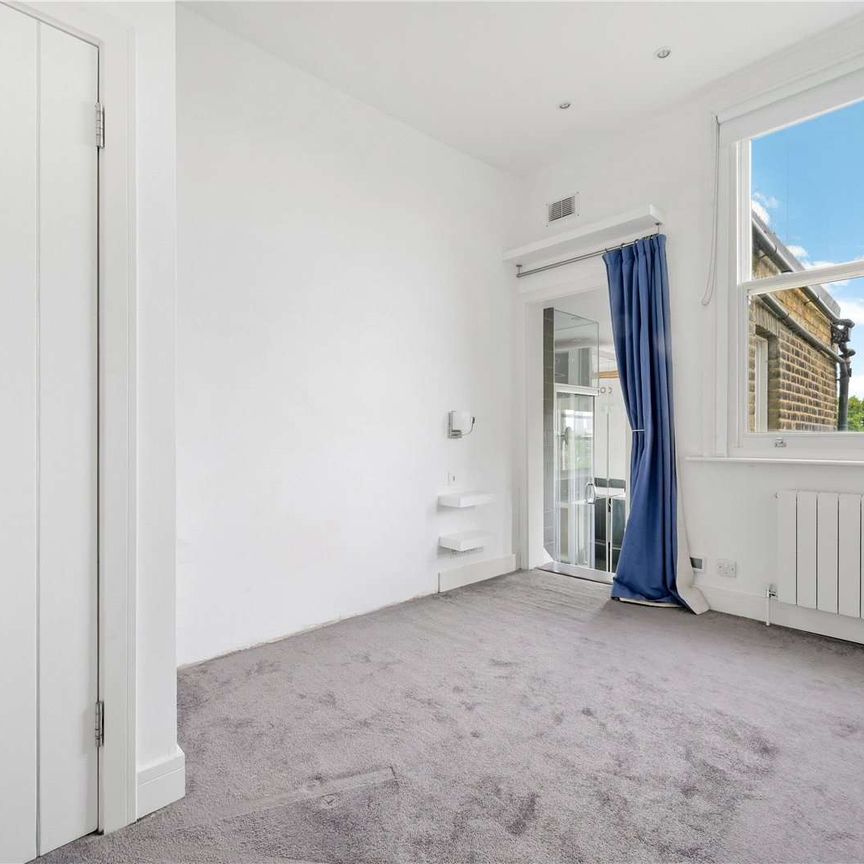 An exceptional three bedroom split level penthouse conversion flat with the most spectacular views of London. - Photo 1
