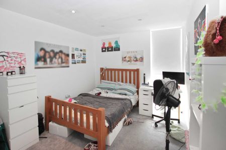 Price £3,000 pcm - Available Now - Part Furnished - Photo 4