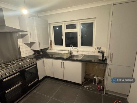 1 bedroom in a flat share to rent - Photo 4