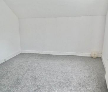 3 bedroom end of terrace house to rent - Photo 4