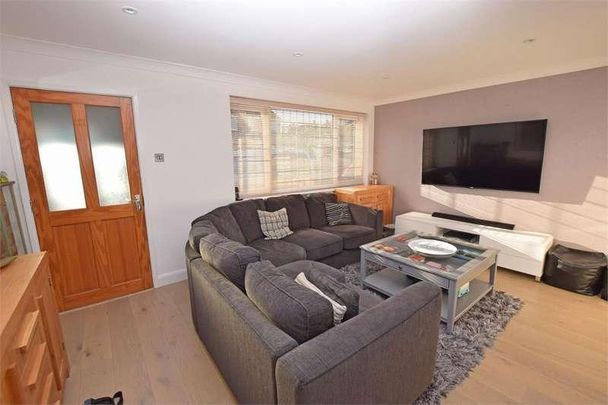 Harcourt Gardens, Rainham, Gillingham, ME8 - Photo 1