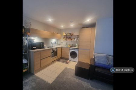 1 bedroom in a flat share to rent - Photo 2