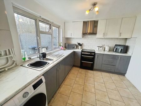 Shawbridge, Harlow - Photo 4