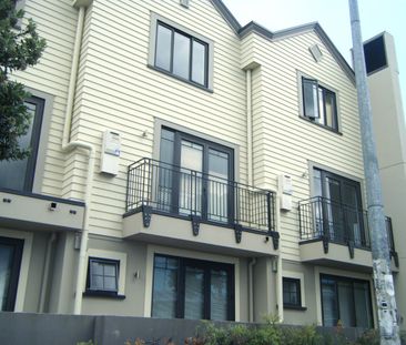 Spacious City fringe Living - Photo 4