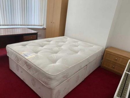 4 bedroom semi-detached house to rent - Photo 2