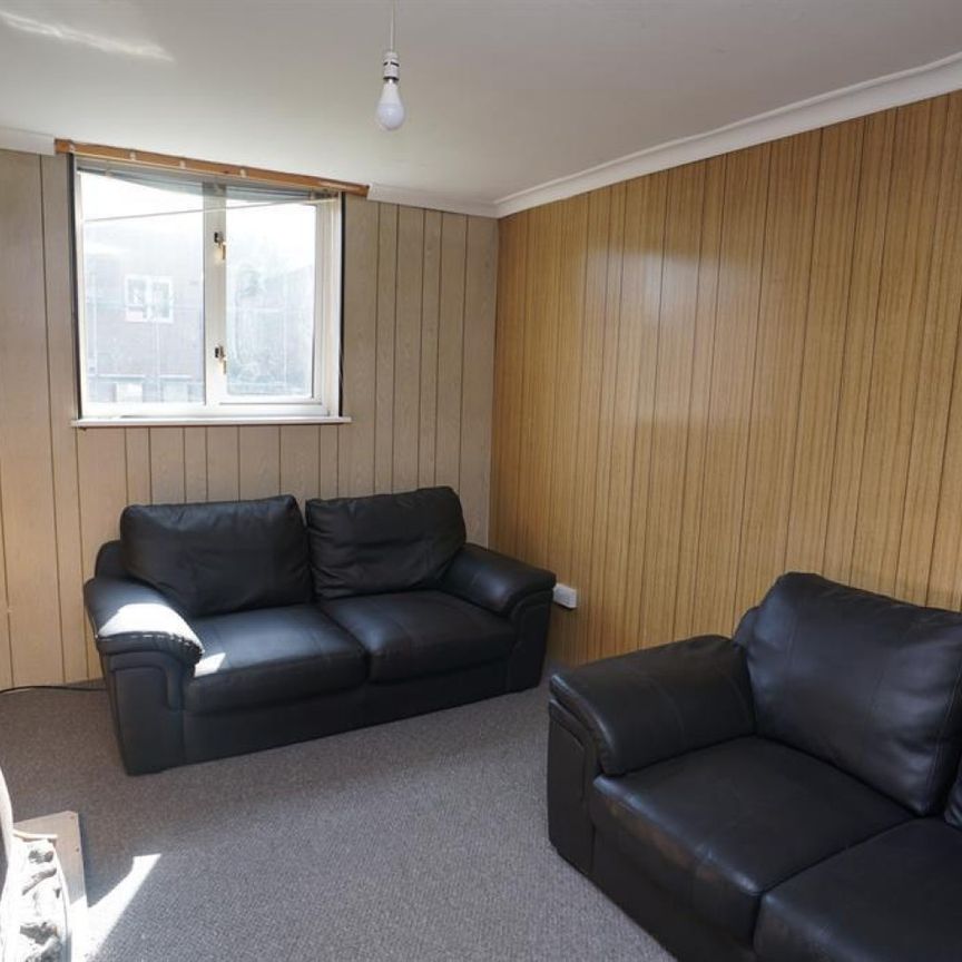 3 bedroom Flat To Let - Photo 1