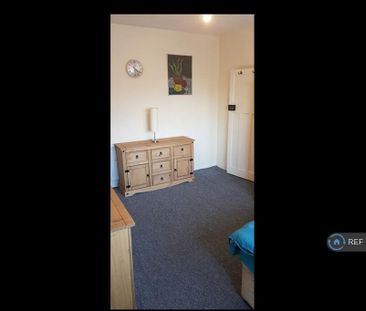 1 bedroom in a flat share to rent - Photo 3