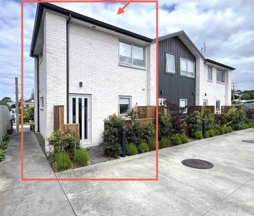 Modern Two-Level One-Bedroom Townhouse – Stylish & Private Living - Photo 4