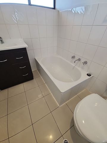 2 Bed Town House in West Lakes - Photo 5