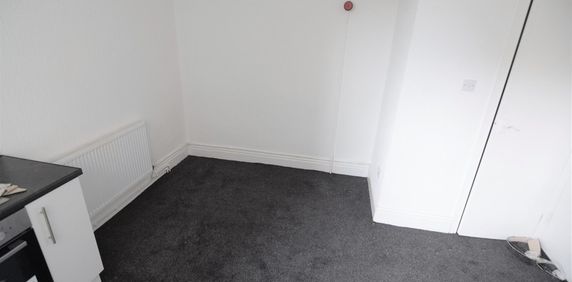 To Let Studio - Photo 2