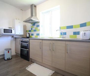 Evelyn Grove, Southall - Photo 2