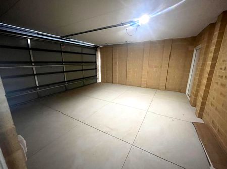 Brand New Lucious House in Top Location. Walk to bused, shops, shopping Centre, Restaurant, etc! - Photo 3