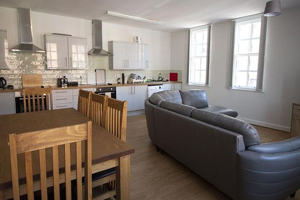 8 bedroom townhouse to rent - Photo 1