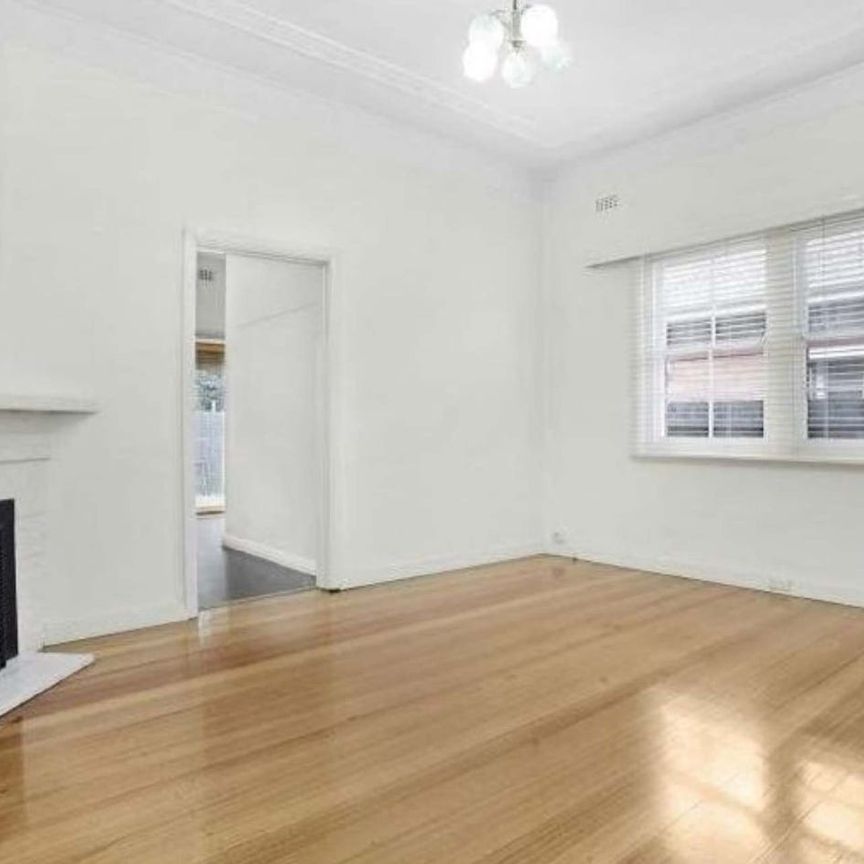 Elegant Art Deco Sanctuary in a Prestigious Richmond Hill Setting - Photo 1