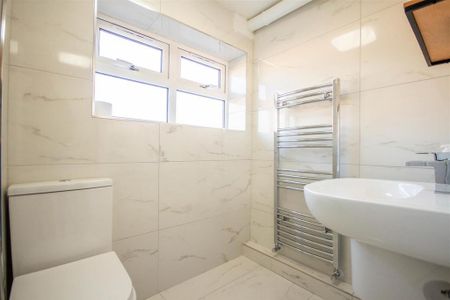 4 bedroom detached house to rent - Photo 3