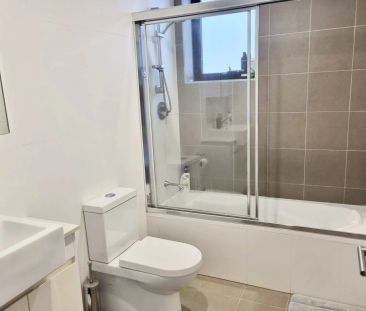 MODERN TWO BEDROOM APARTMENT! - Photo 6