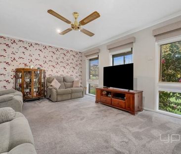 Spacious Home, Prime Location! - Photo 2