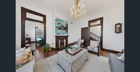 Prestigious Three-Level Terrace Opposite Victoria Park - Photo 2