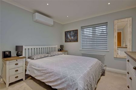 Lovely four bedroom family home set in a popular development. - Photo 4