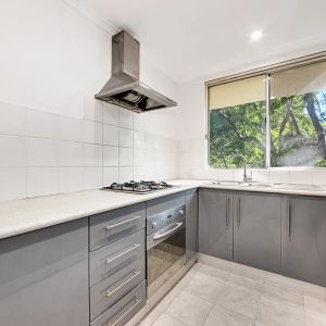 Spacious Two Bedroom Apartment in Heart of Lane Cove North - Photo 2