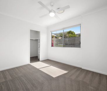 Stylish Townhouse in the Heart of Hawthorne - Photo 2