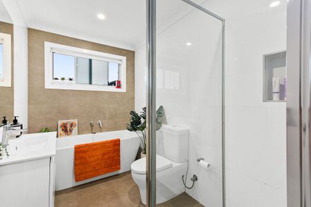 Modern 3 Bedroom Home With Garage - Photo 5