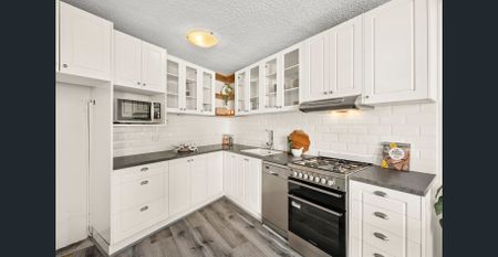 Fully Furnished Executive Retreat with Views, Location and Prestige - Photo 4