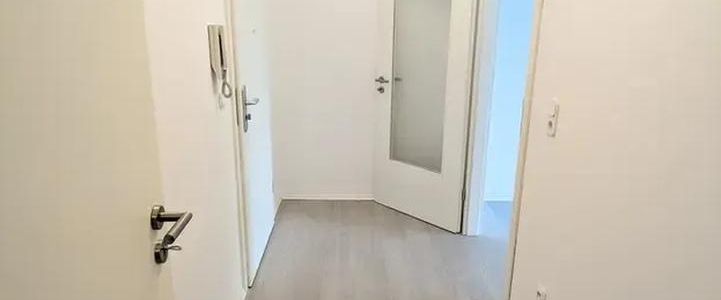 Exklusive 2,5-Zimmerwohnung mit herrlichem Blick ins Grüne mit TG-Stellplatz - Foto 1