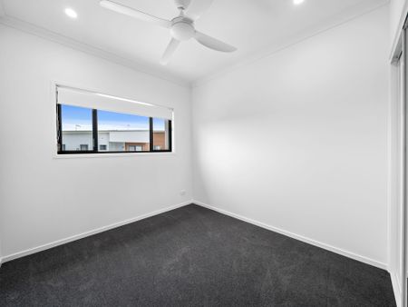 Luxury Lakeside Living - 5-Bedroom Executive Home in Murrumba Downs - Photo 5