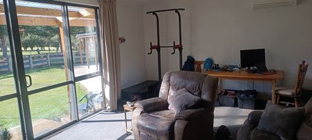 Charming Home with 15 acres of fully fenced land - Photo 5