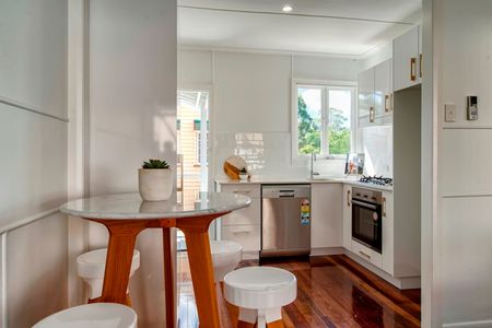 Bright & Low-Maintenance Unit Living in a Convenient Location - Photo 5