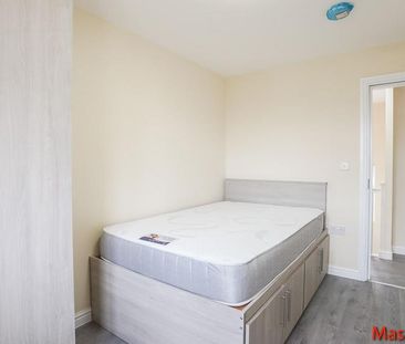 4 bedroom semi-detached house to rent - Photo 6