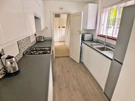 4 bedroom semi-detached house to rent - Photo 5