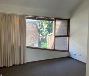 FRESHLY PAINTED WITH NEW CARPET 2 BEDROOM TOWNHOUSE 15 MINS TO CBD - Photo 5