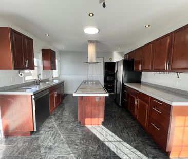 CHARMING 3-BED, 1-BATH SEASIDE FLAT | 1754 SHORE ROAD, EASTERN PASS... - Photo 4