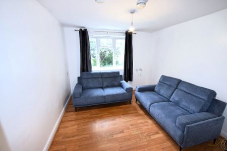 3 bedroom Flat in St Annes Road, Leeds - Photo 2