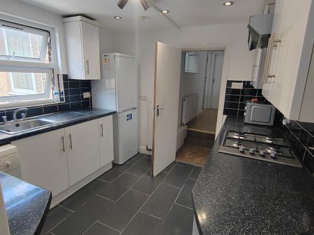 1 bedroom in a flat share to rent - Photo 5