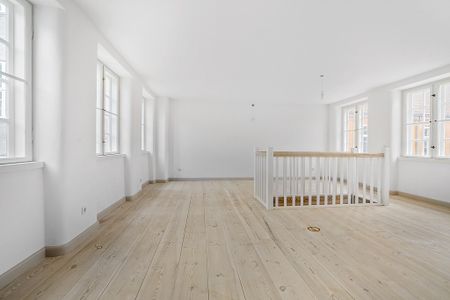 Spændende lejlighed i to plan i imponerende ejendom - Photo 2