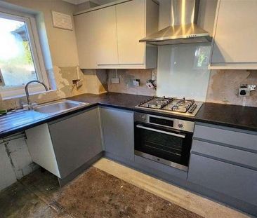 Bedroom Semi-detached House In Guildford, GU4 - Photo 1