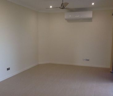 16 Sunburst Street, Mount Low. - Photo 1