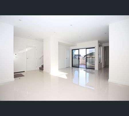 1/3 Roderick Street, Doncaster East, Vic 3109 - Photo 2