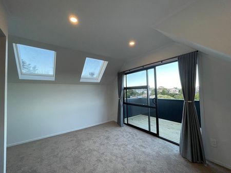 Stunning newly renovated house - Photo 3